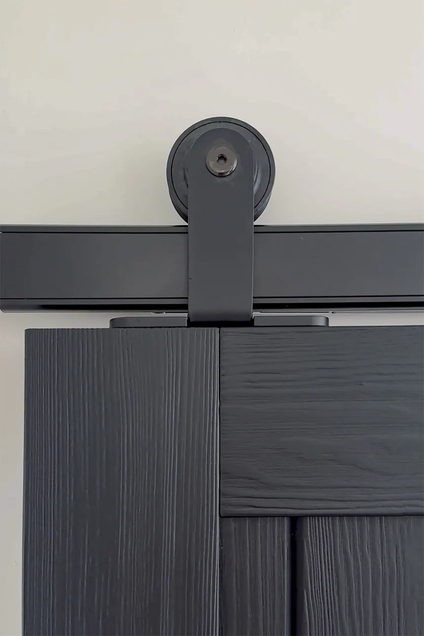 système coulissant noir sur portes en bois noir