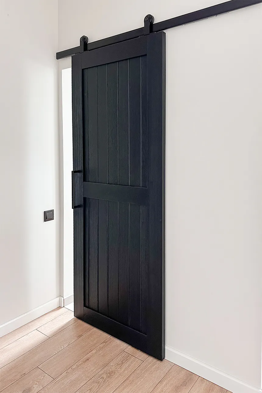 portes coulissantes en bois de couleur noire