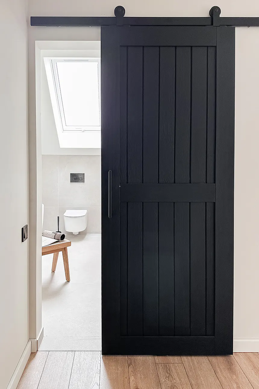 portes coulissantes en bois de couleur noire, pour la salle de bain