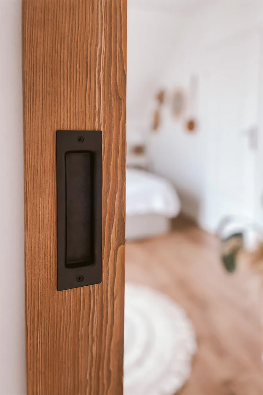 poignée noire pour portes coulissantes en bois