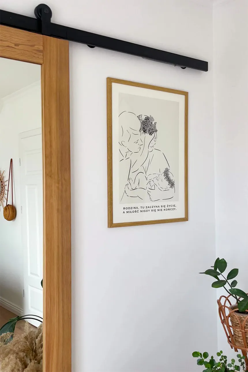 affiche dans un cadre en bois sur le mur à côté de la porte coulissante en bois