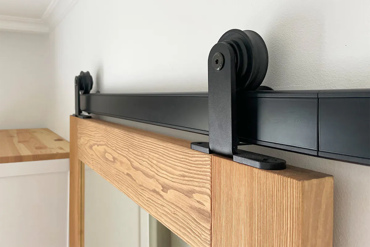 système coulissant noir pour portes en bois avec miroir