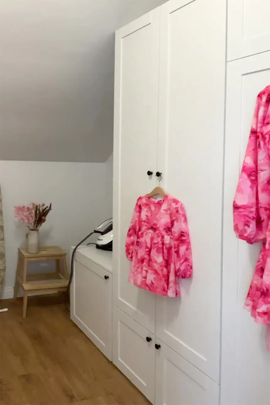 armoires et commodes blanches sous plafond mansardé dans le dressing