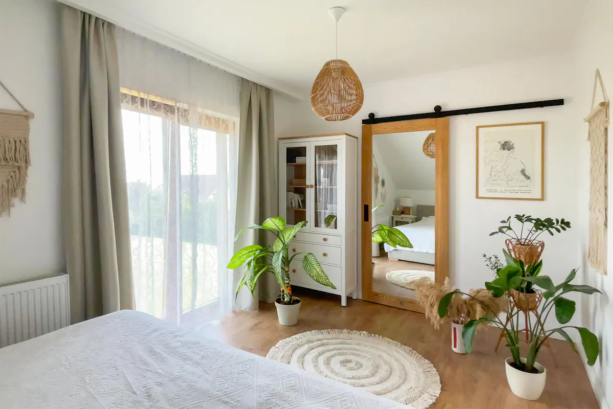 chambre bohème avec armoire et portes coulissantes avec miroir