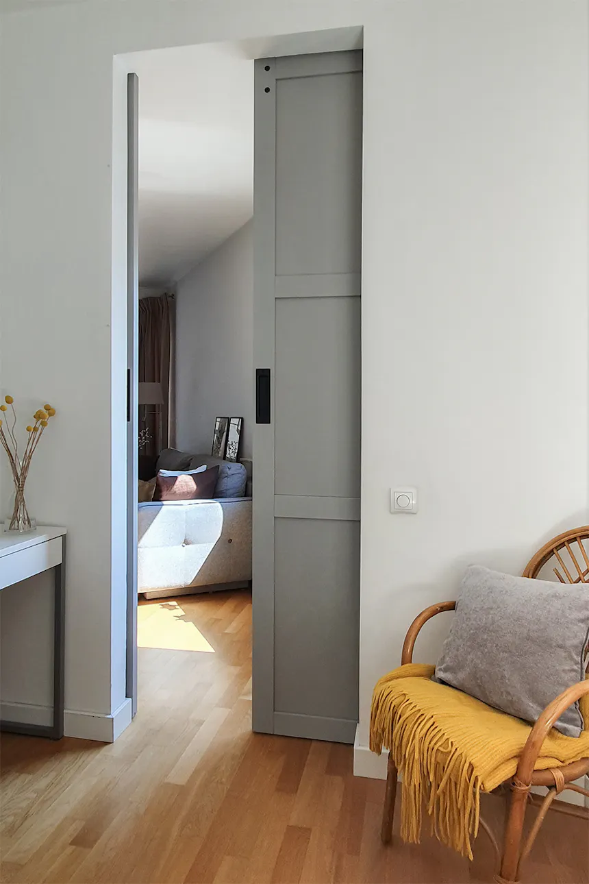 fragment de l'appartement derrière la porte coulissante