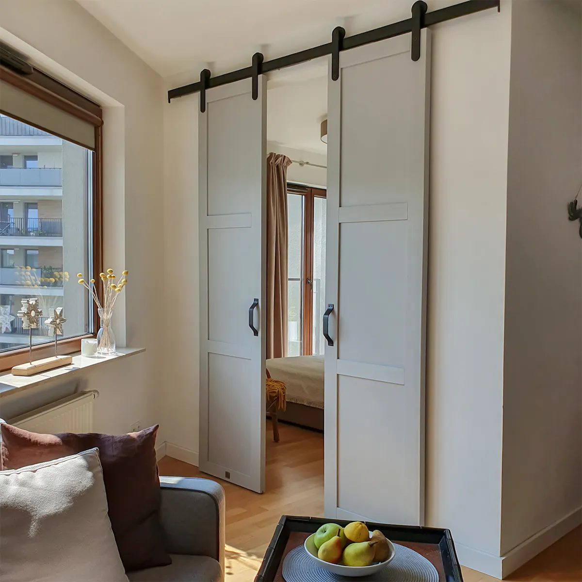 doubles portes coulissantes grises pour une chambre dans un petit appartement