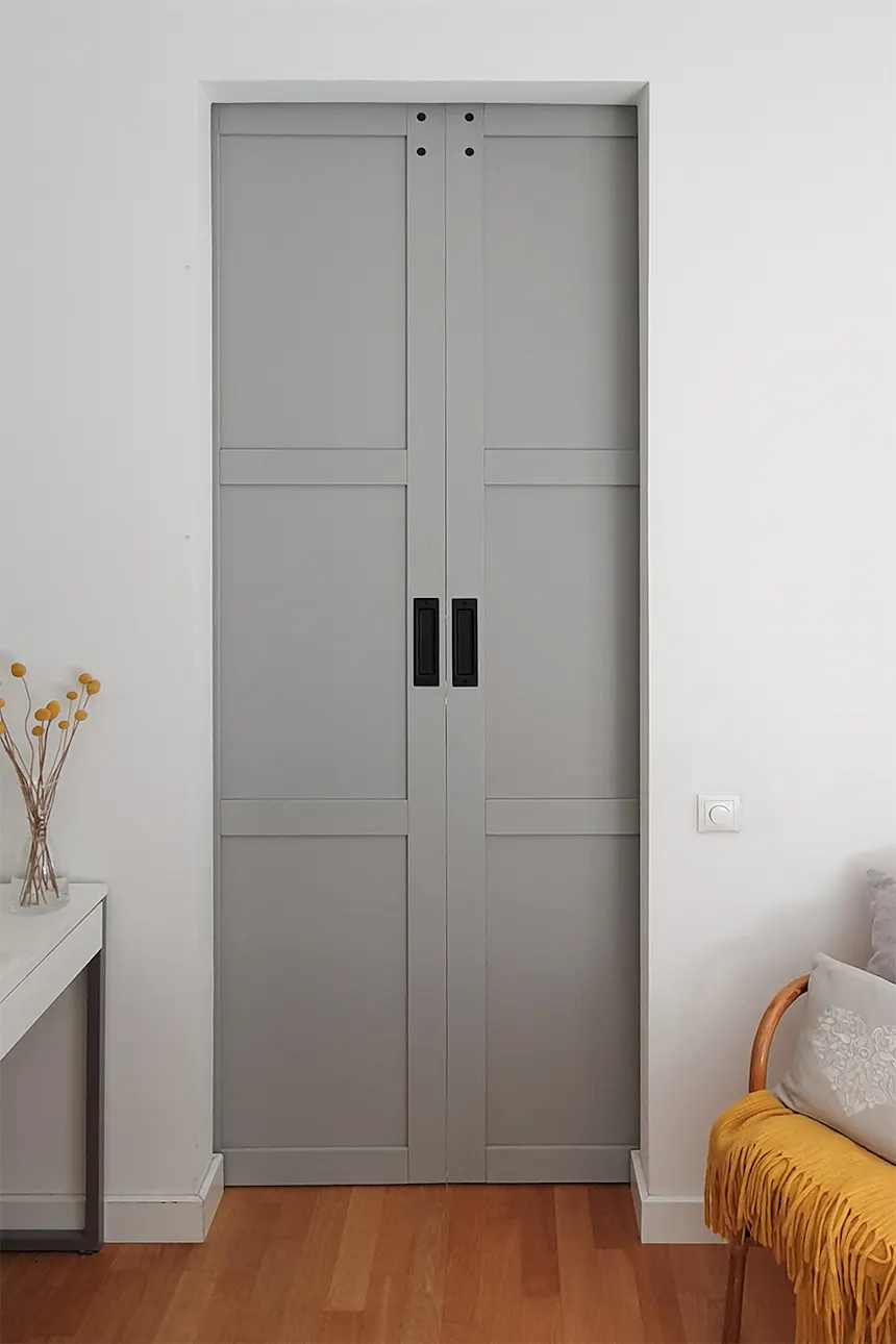 portes coulissantes doubles grises fermées