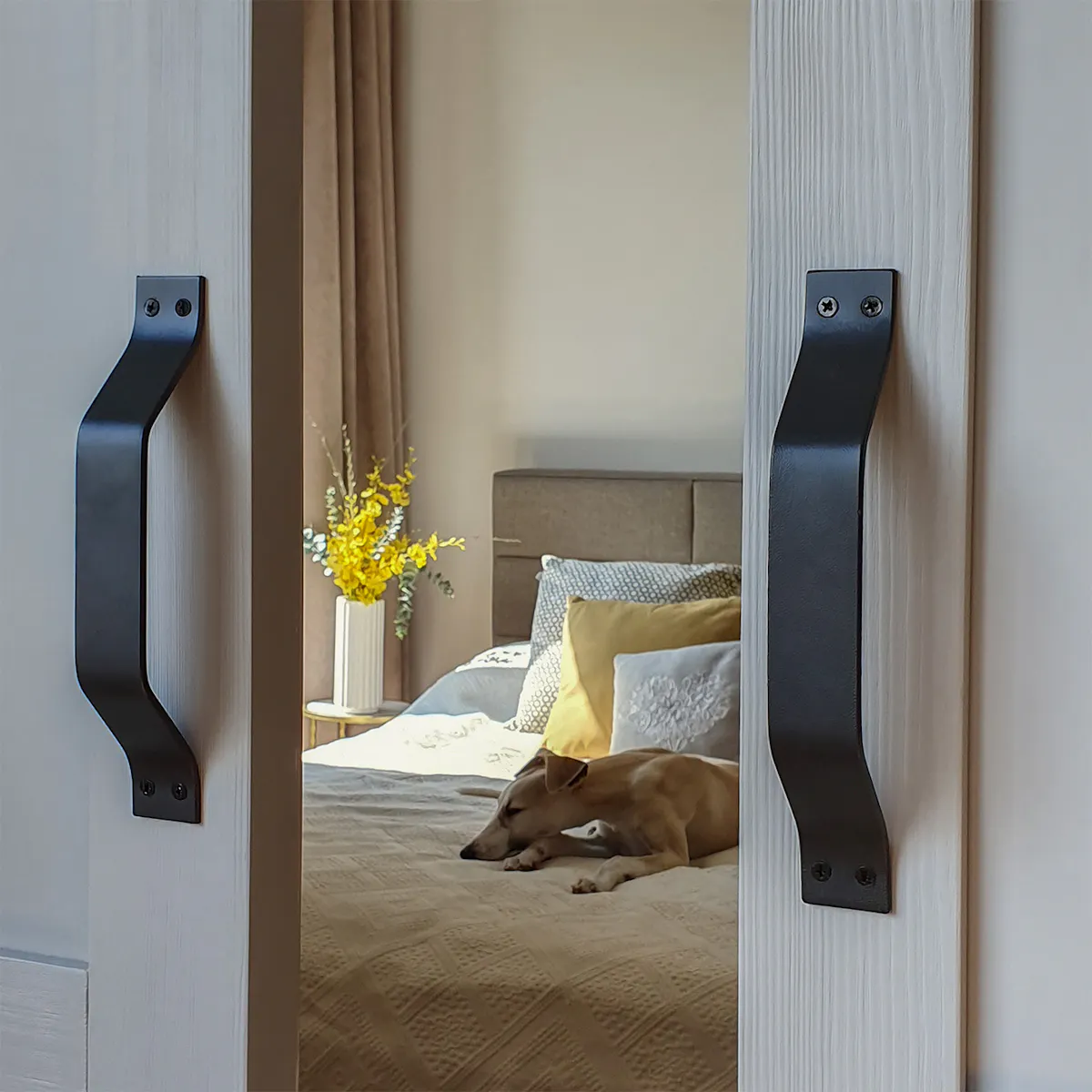 une porte coulissante ouverte montrant un fragment de la chambre avec un lit