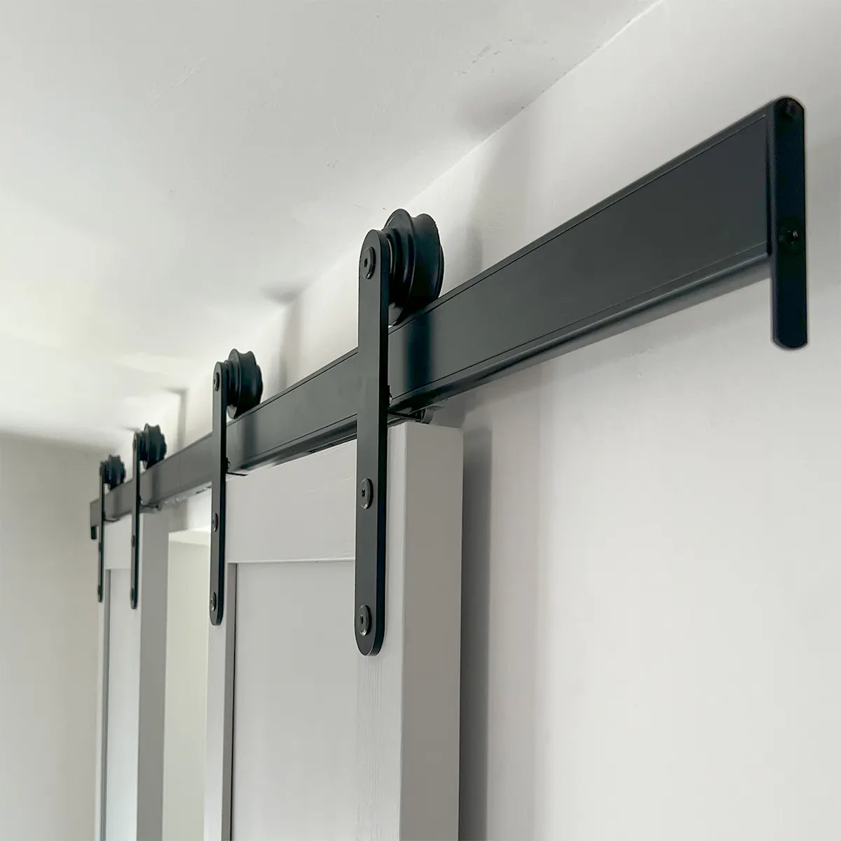 système coulissant noir pour portes en bois