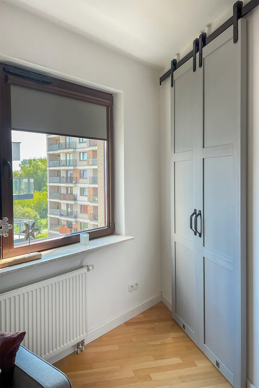 portes coulissantes doubles à côté d'un angle aigu entre les murs de l'appartement