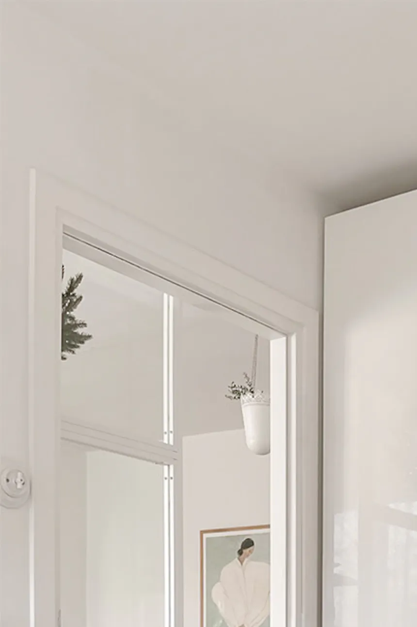 armoire blanche avec miroir dans une chambre lumineuse