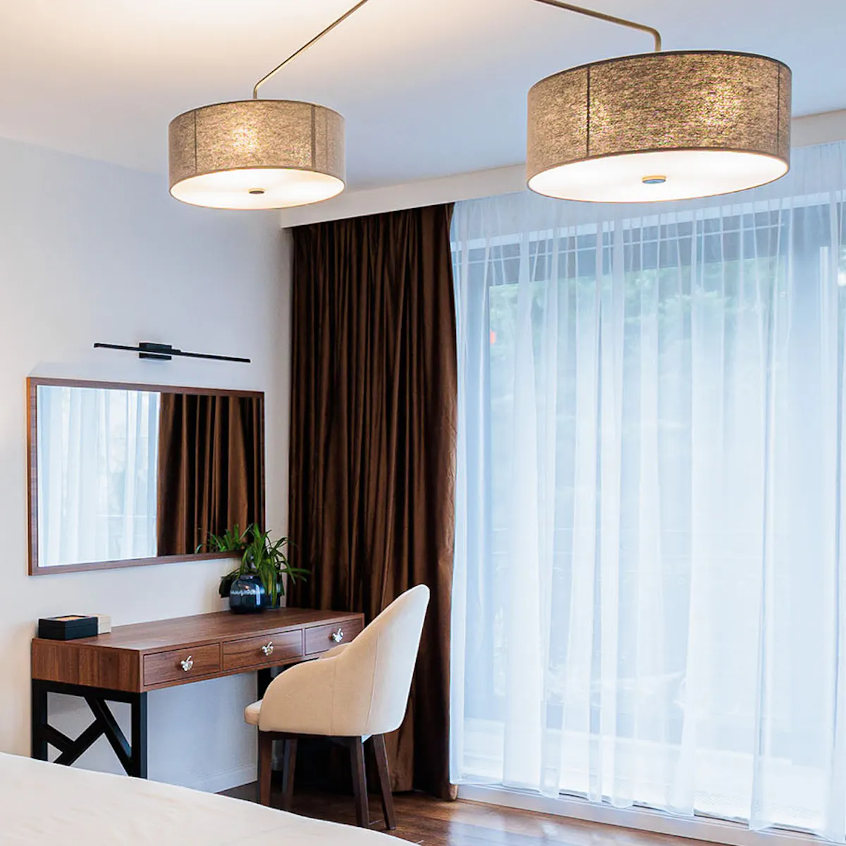 grande fenêtre dans une chambre moderne