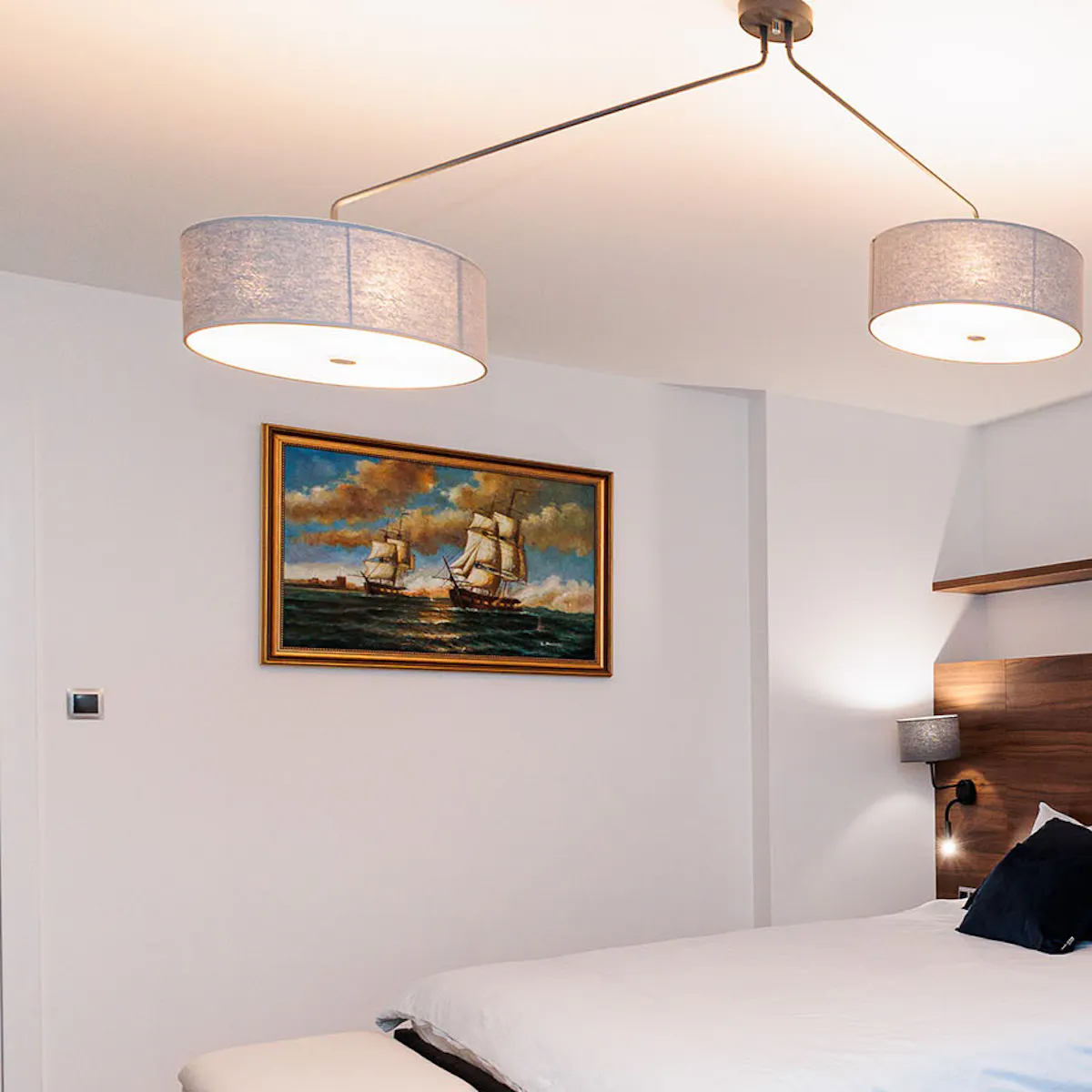 grand lit dans une chambre de style hôtel