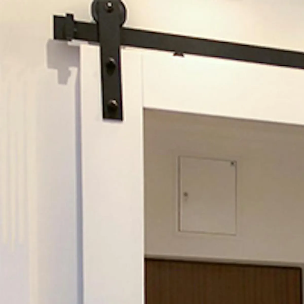 porte coulissante en bois blanc avec un grand miroir dans le hall