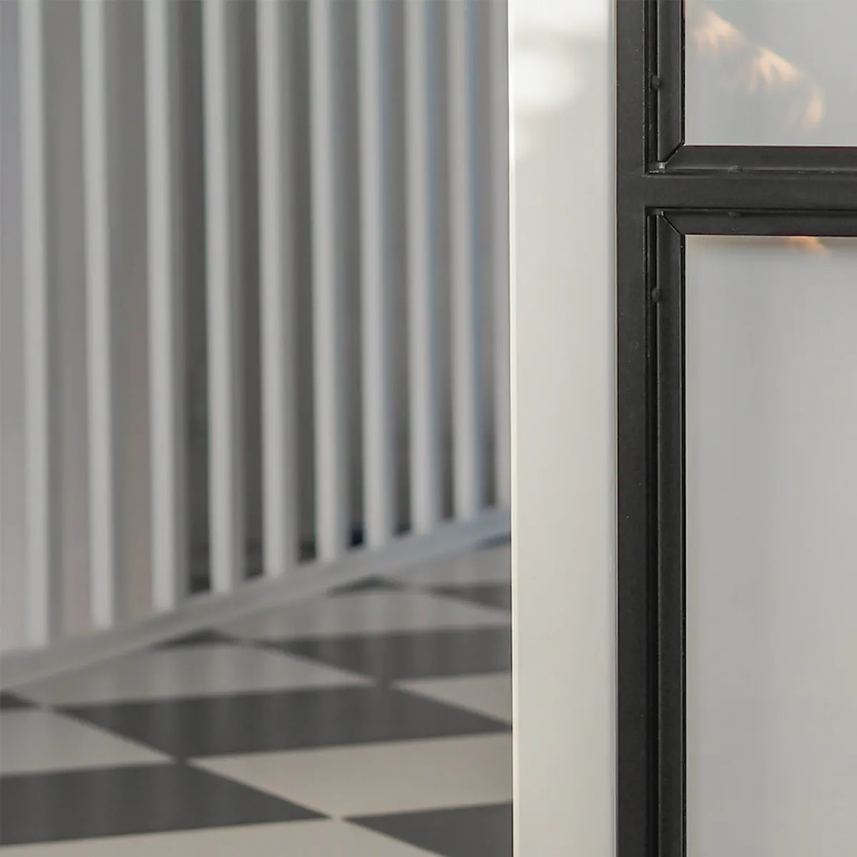 porte en verre transparent dans un cadre en métal noir