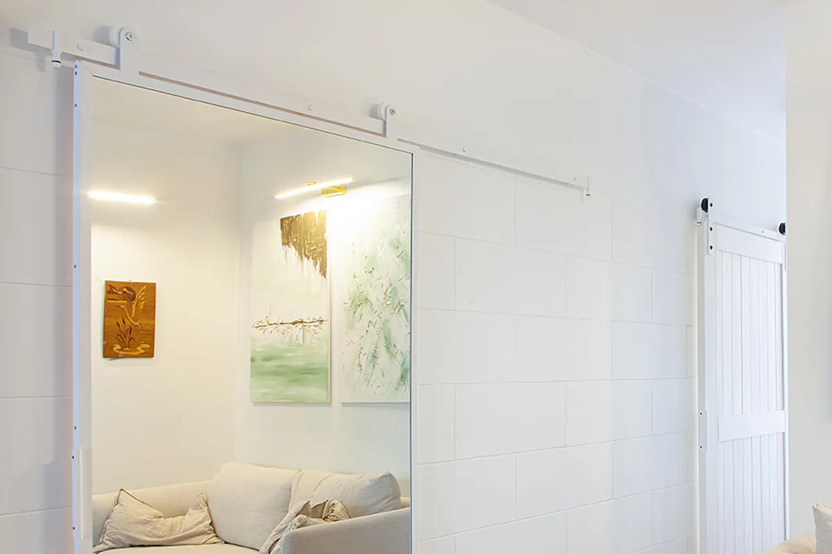 porte coulissante avec miroir pour un dressing dans un petit appartement