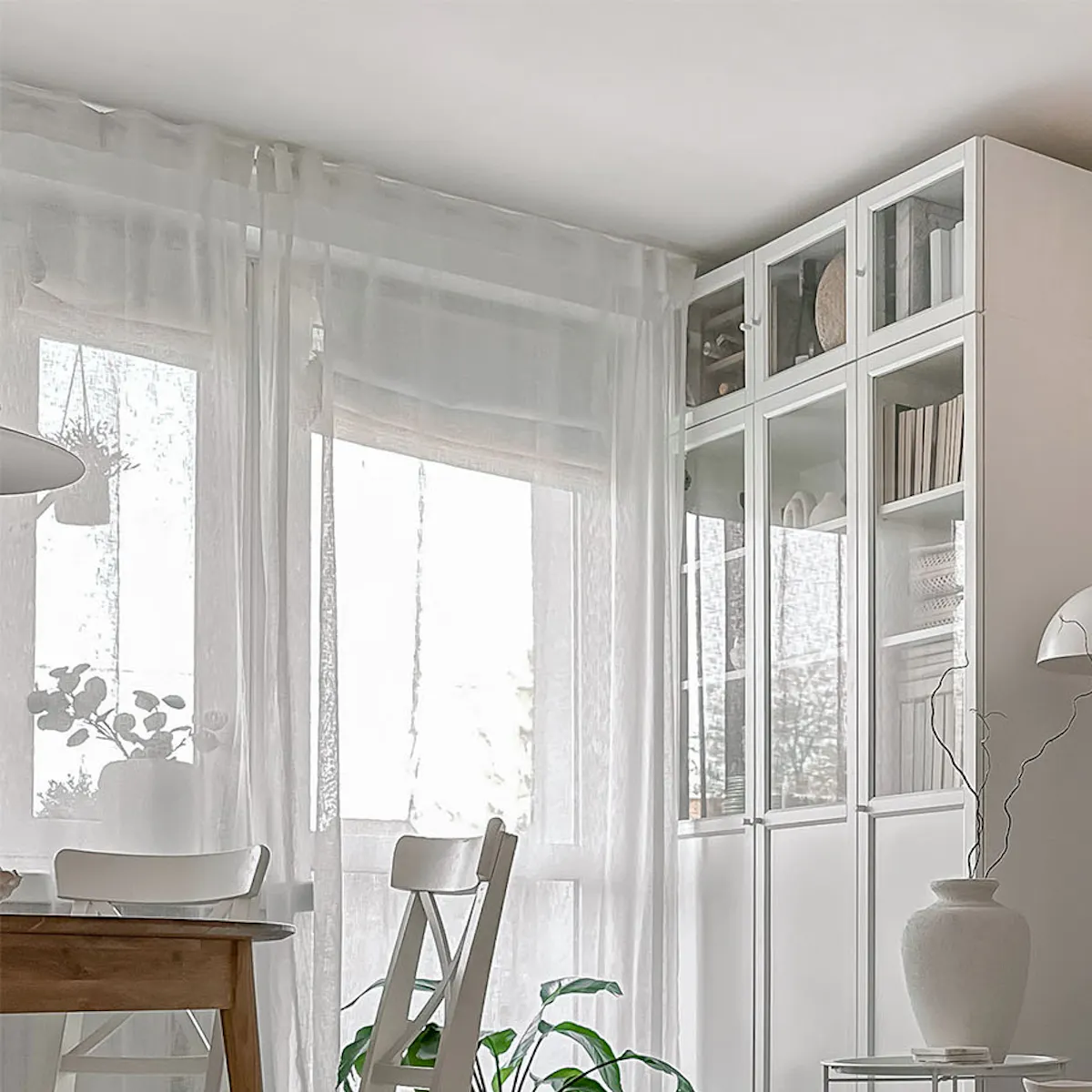 table basse en bois, armoire blanche avec verre dans le salon d'un immeuble