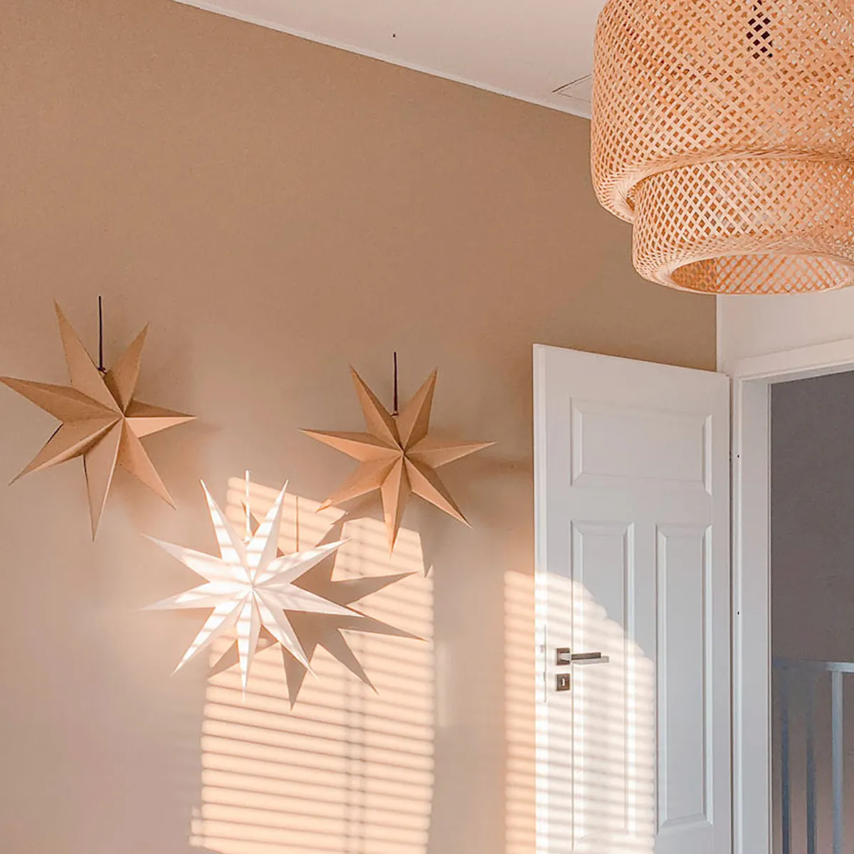 entrée d'une petite chambre décorée dans des couleurs claires et naturelles