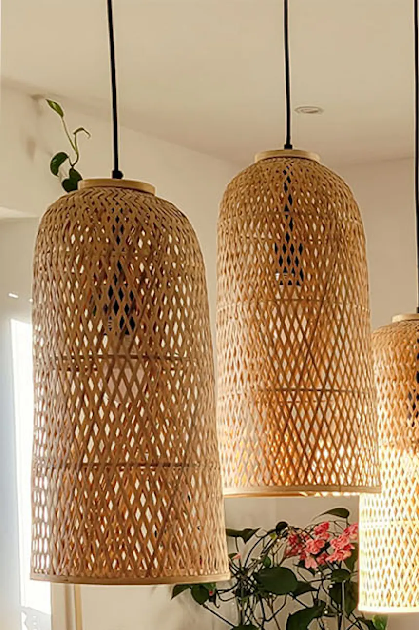 lampes en rotin suspendues au-dessus de la table à manger