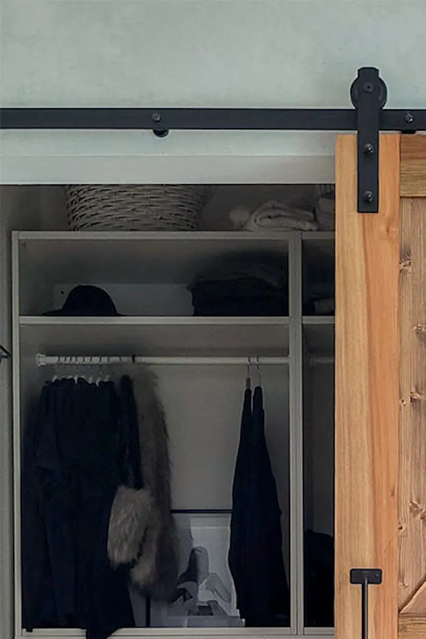 portes coulissantes en bois massif dans l'entrée du dressing