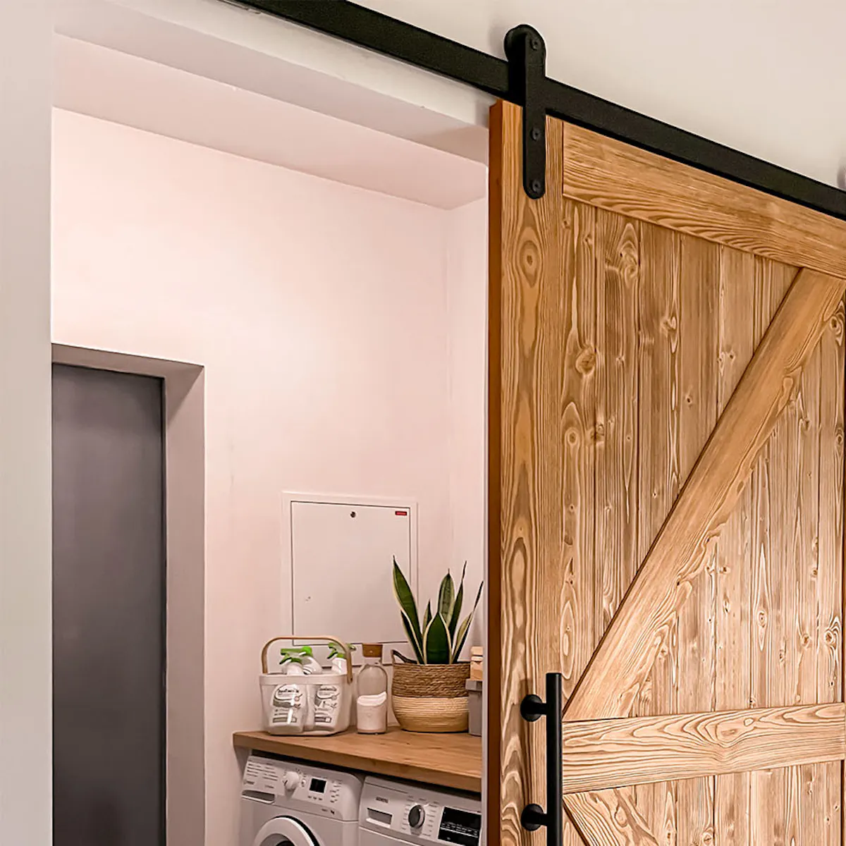 portes coulissantes en bois à l'entrée de la buanderie