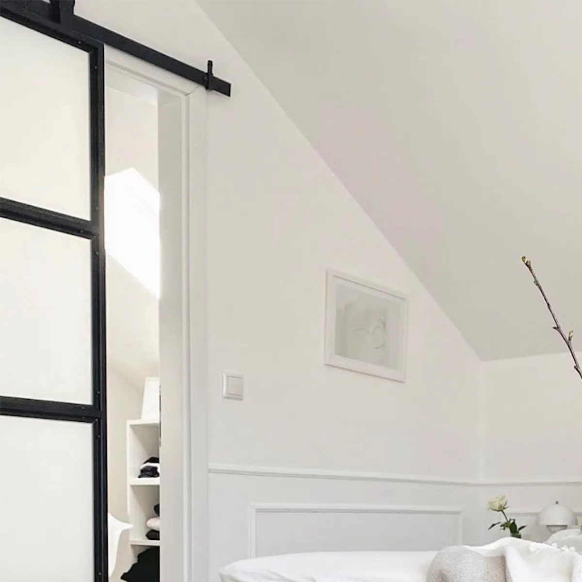 blanc et bois dans l'aménagement d'une chambre mansardée de style nordique