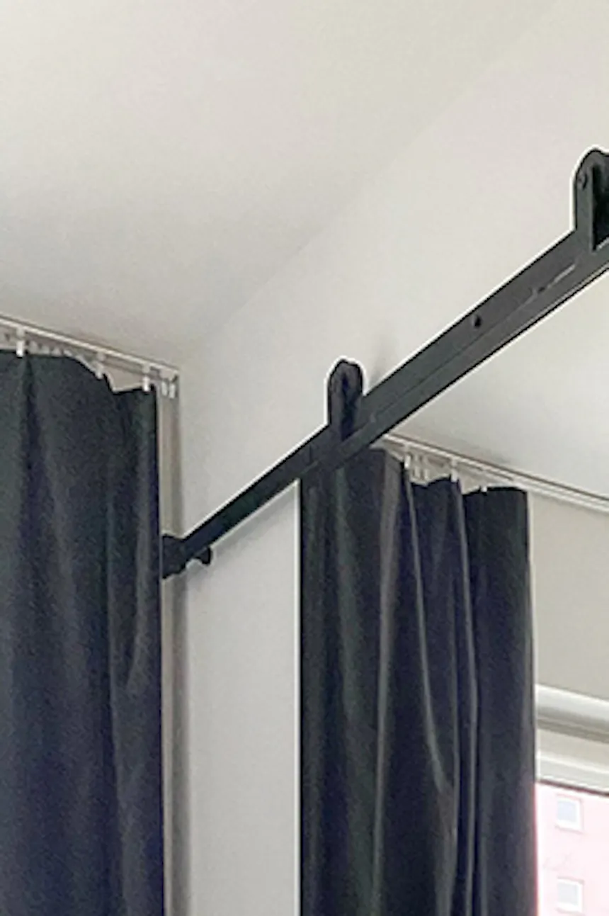 Portes coulissantes doubles avec miroir comme entrée d'une armoire décorée dans des tons blancs