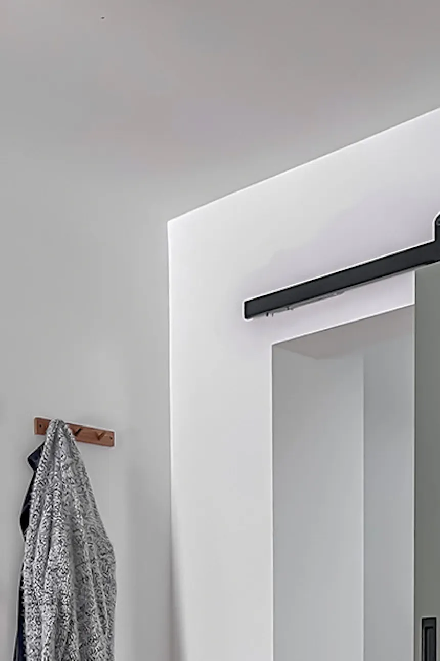 commode blanche et portes coulissantes grises dans la chambre
