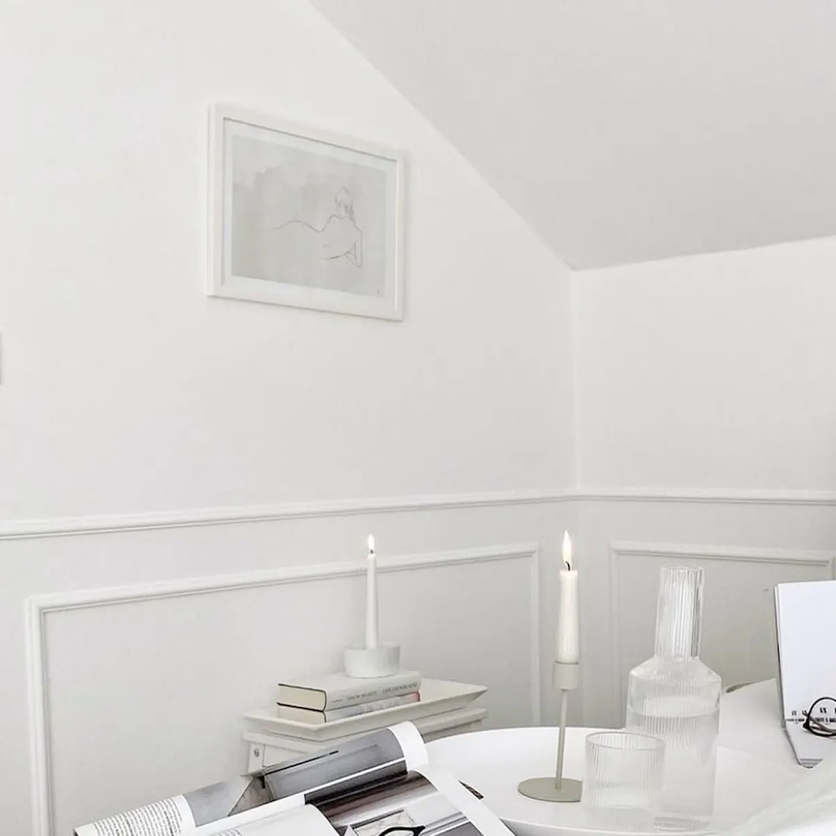literie blanche sur un lit avec une tête de lit rembourrée