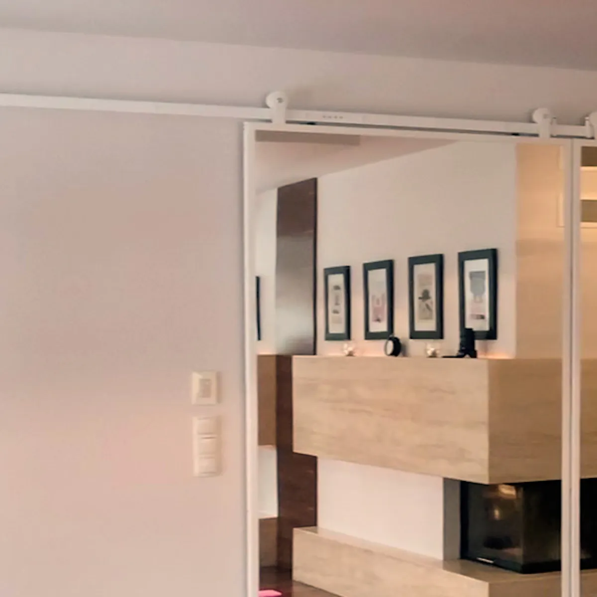 doubles portes coulissantes en miroir dans un cadre en métal blanc