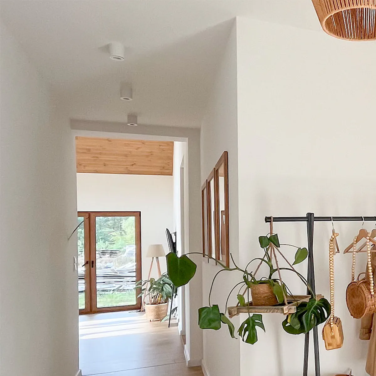 support en métal avec cintres dans le hall d'une maison unifamiliale