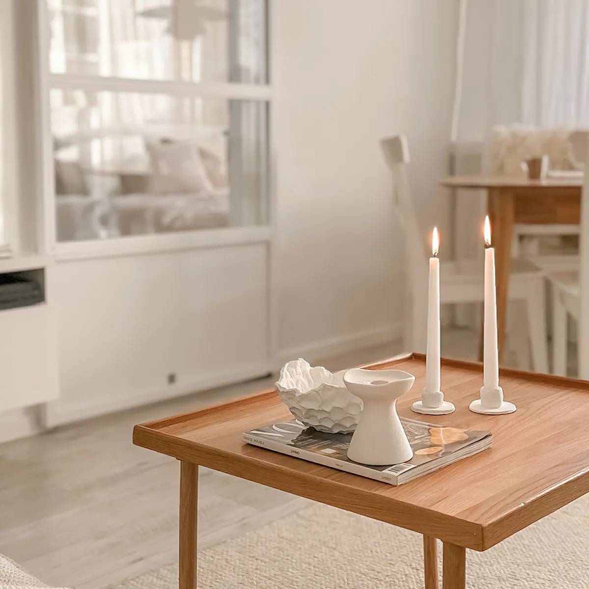 décorations sur une table en bois dans le salon d'un immeuble