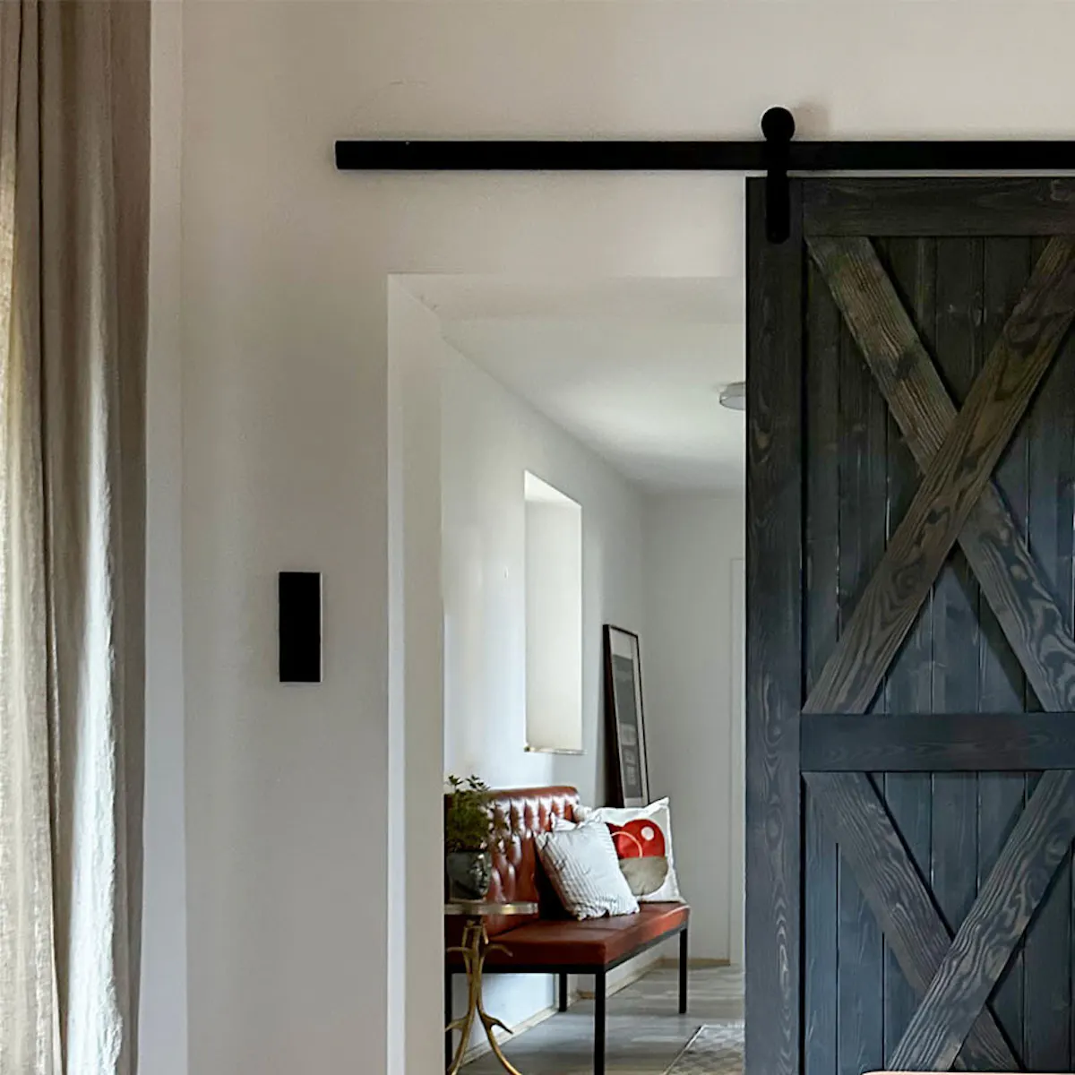 porte coulissante en bois noir dans la cuisine