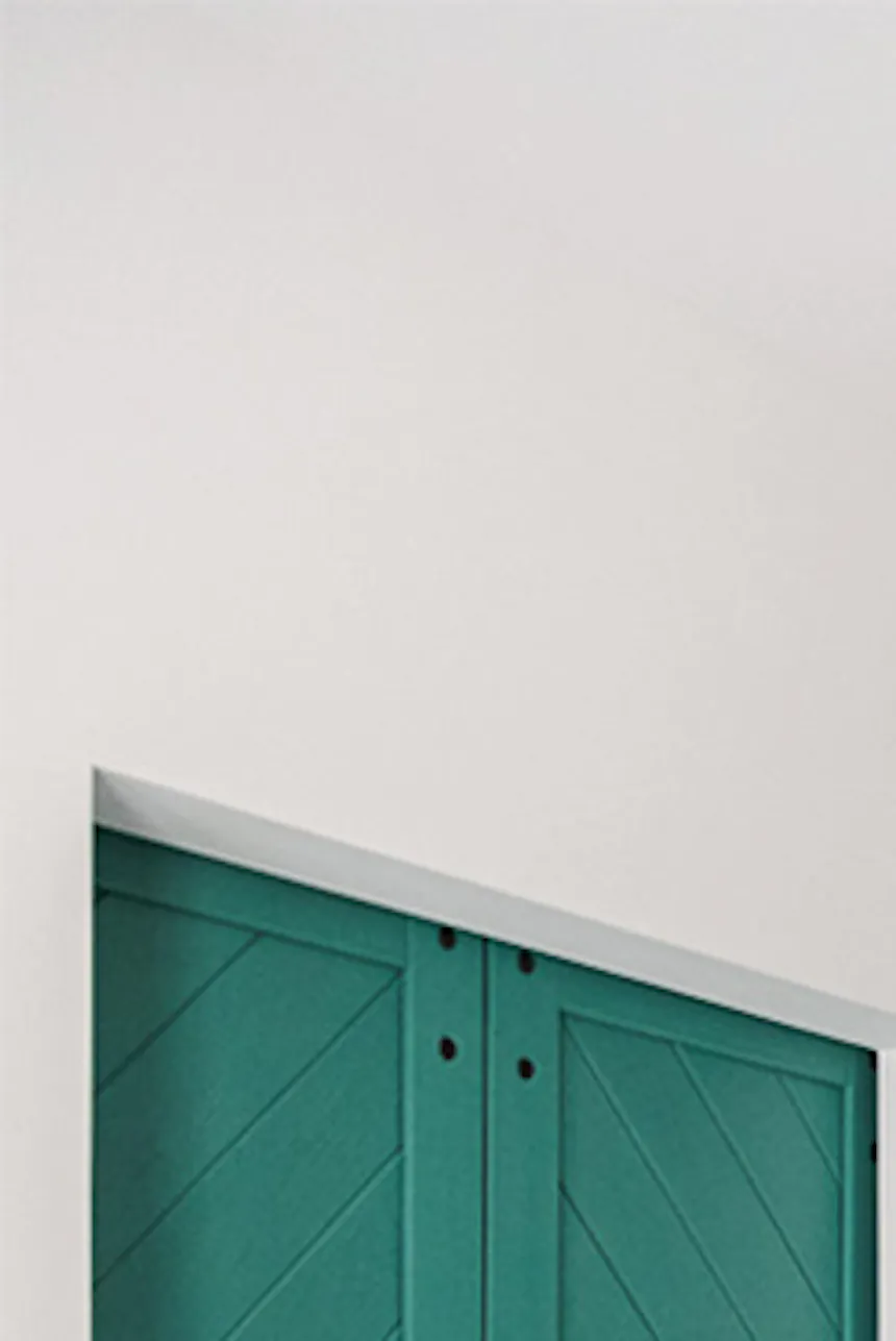 chambre à coucher avec doubles portes turquoise et papier peint décoratif