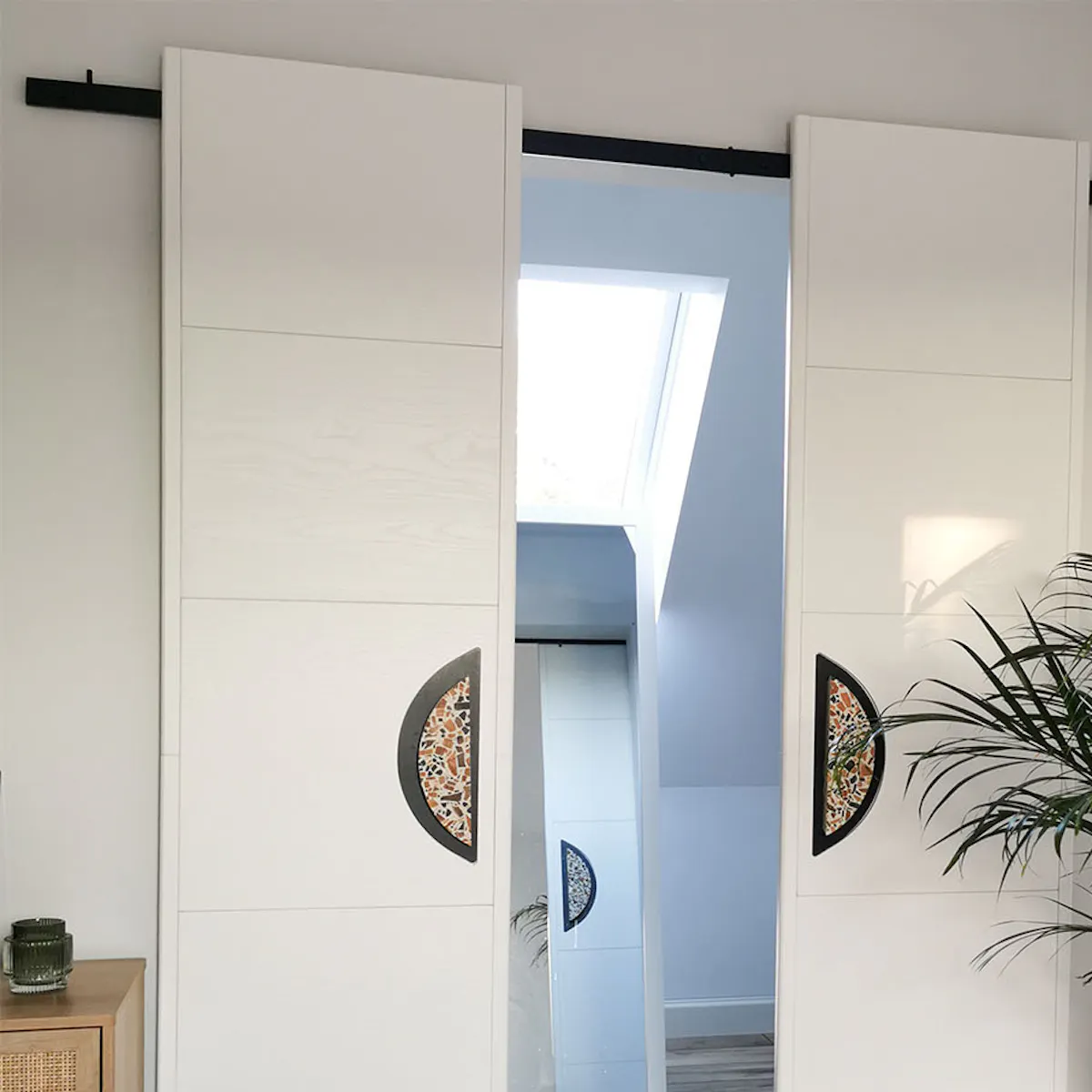 minimaliste, double portes coulissantes avec de grandes poignées fermant une petite armoire