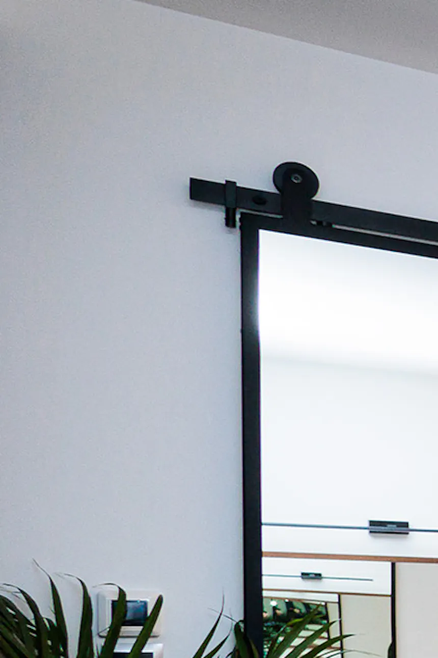 grand miroir coulissant avec cadre en métal noir