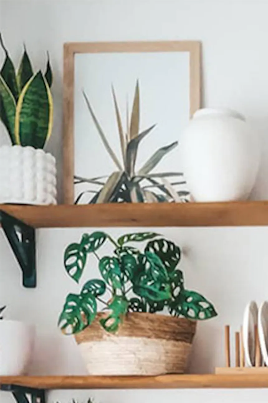 une table ronde blanche avec des chaises blanches debout contre un mur décoré d'étagères en bois et de portes coulissantes en bois