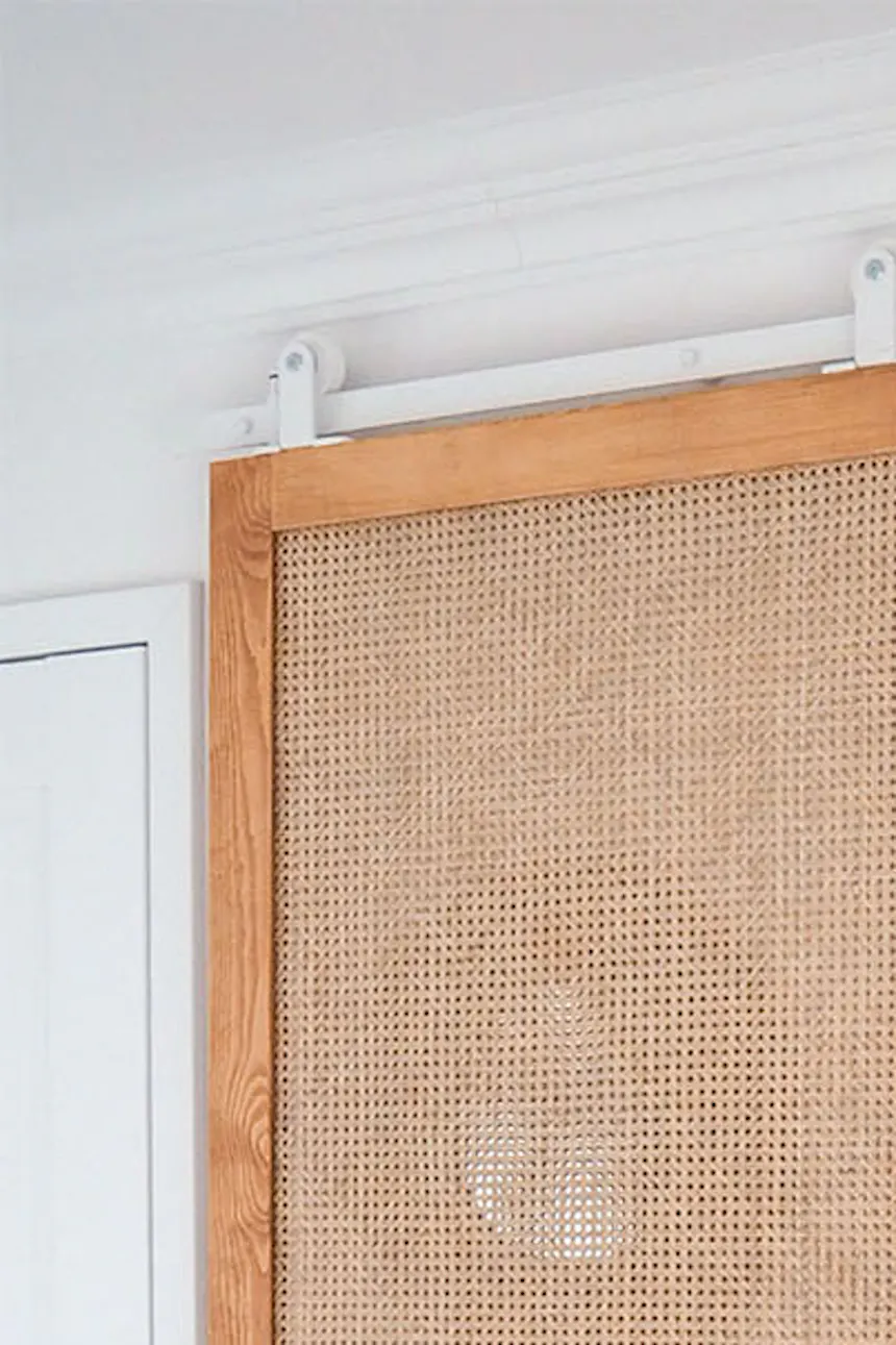 portes coulissantes en rotin pour une petite armoire