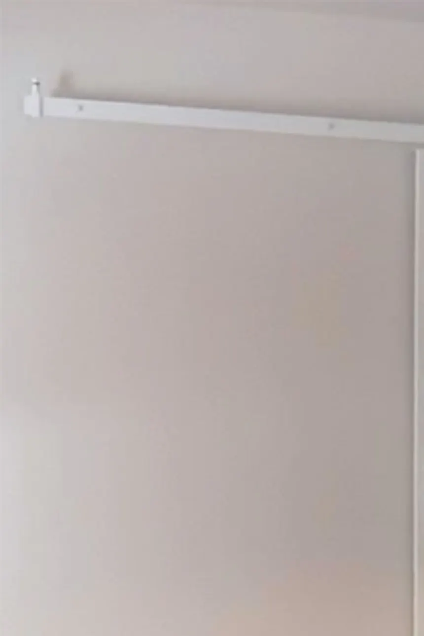porte coulissante avec un miroir dans un cadre blanc dans un studio de yoga