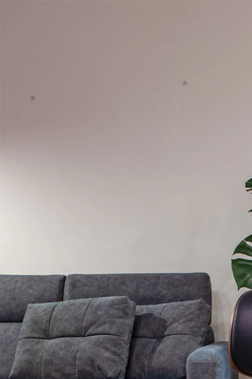 fauteuil en cuir moderne avec repose-pieds dans le salon