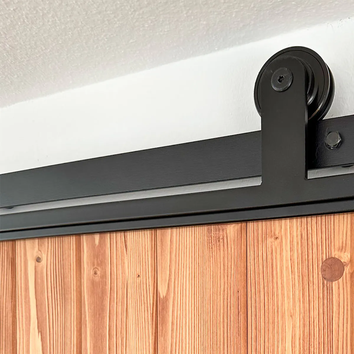 porte coulissante en bois dans un cadre en métal