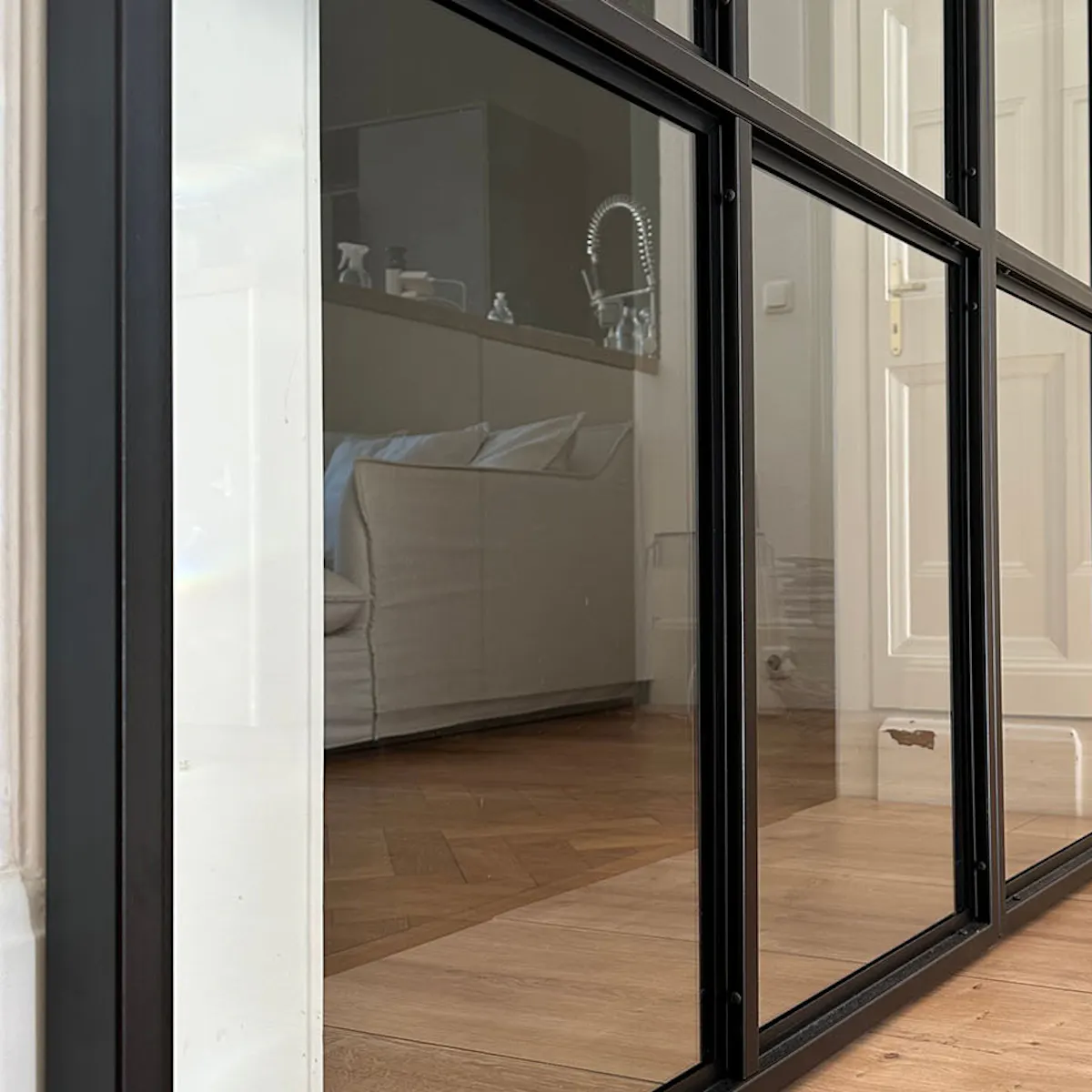 porte industrielle avec verre dans un cadre en métal noir