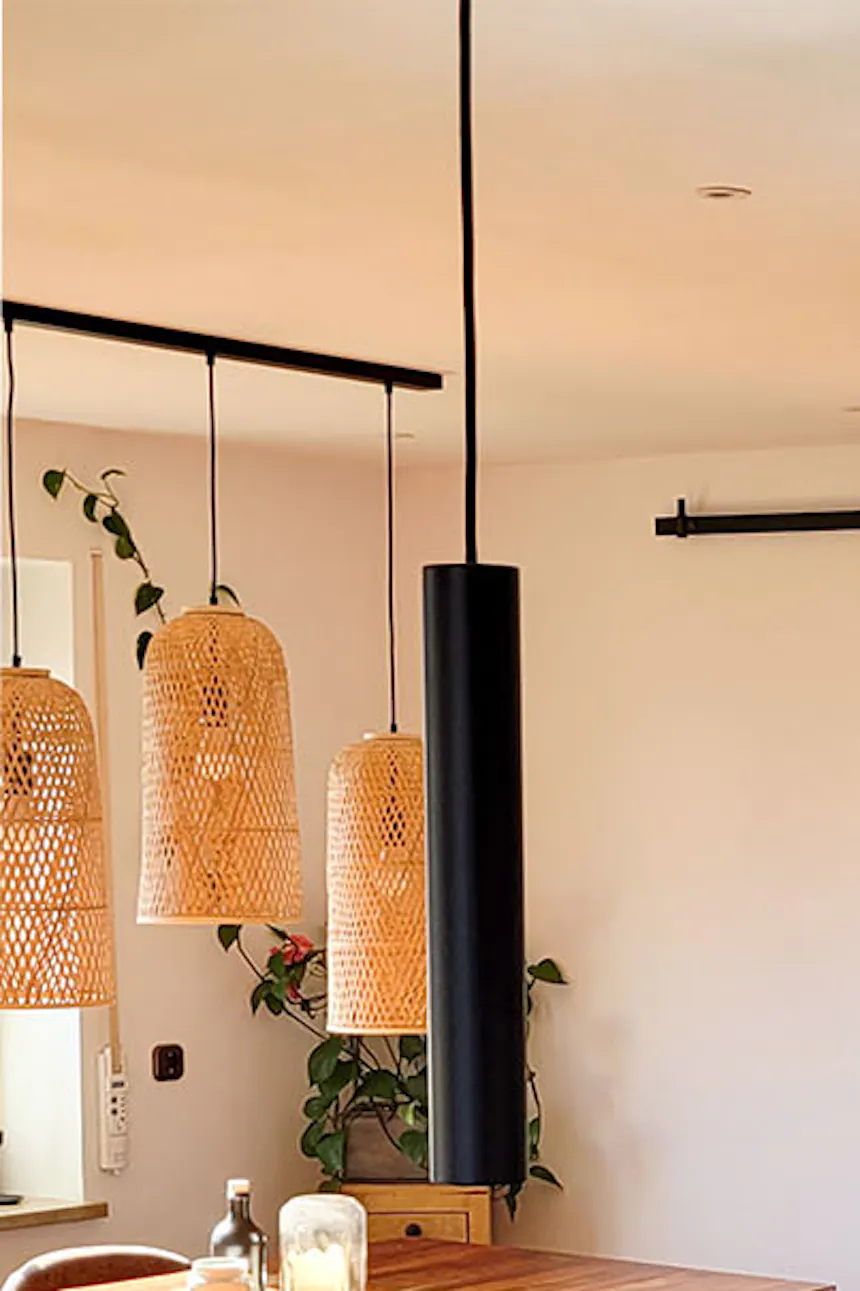 cuisine ouverte avec coin repas avec portes coulissantes sur le salon