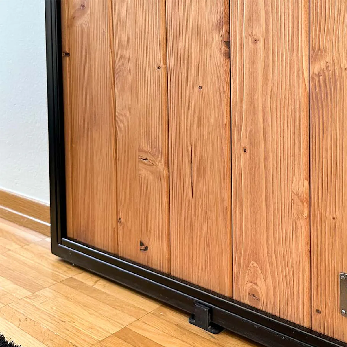 porte coulissante en bois dans un cadre en métal