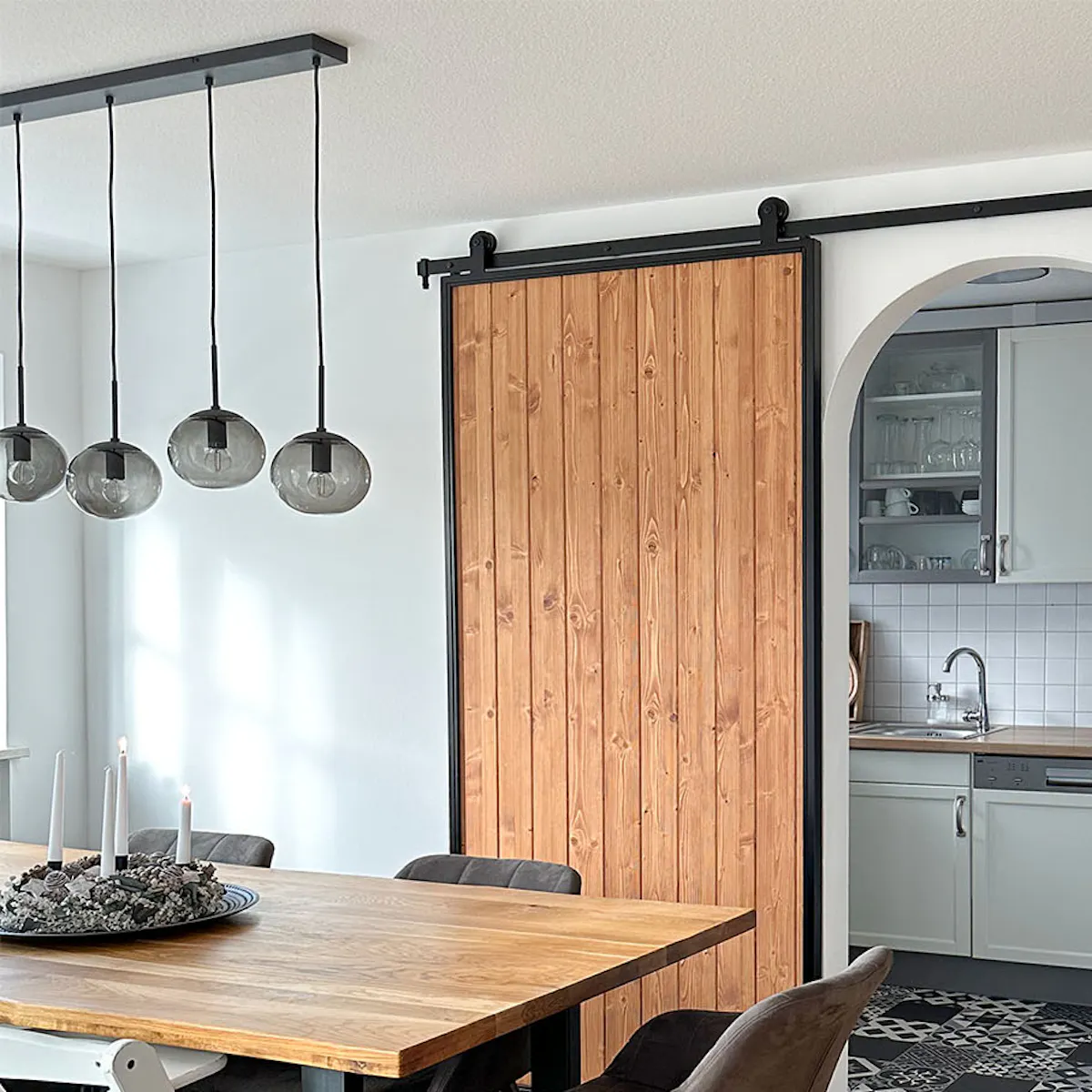 porte coulissante à la cuisine située à côté du salon