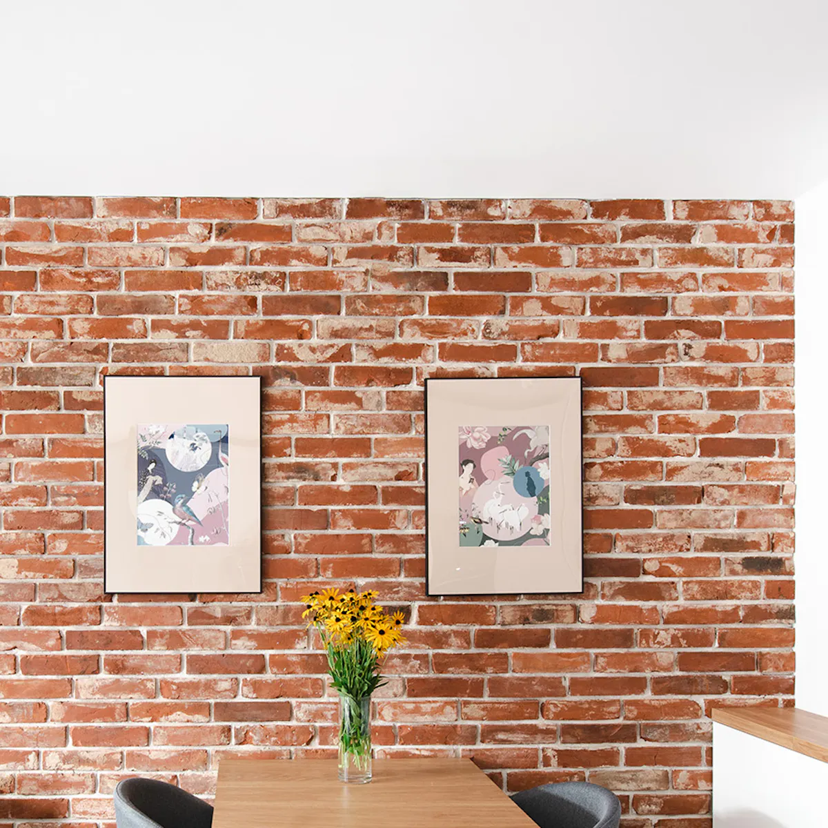 une petite table avec un plateau en bois à côté de la kitchenette dans le salon
