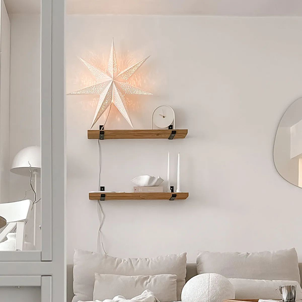 un canapé dans une teinte neutre, une table basse en bois dans un salon lumineux d'un immeuble