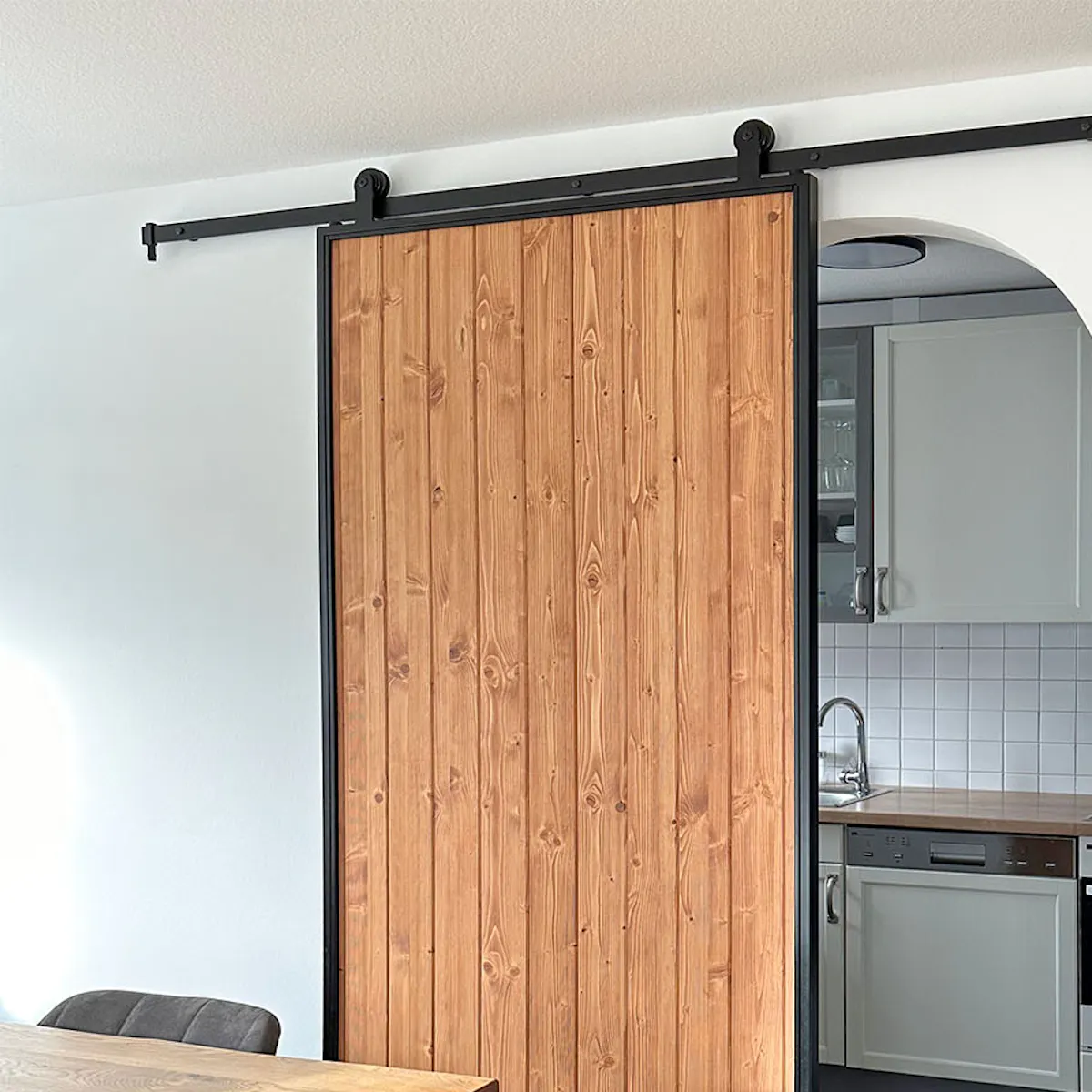porte coulissante loft fermant une petite cuisine