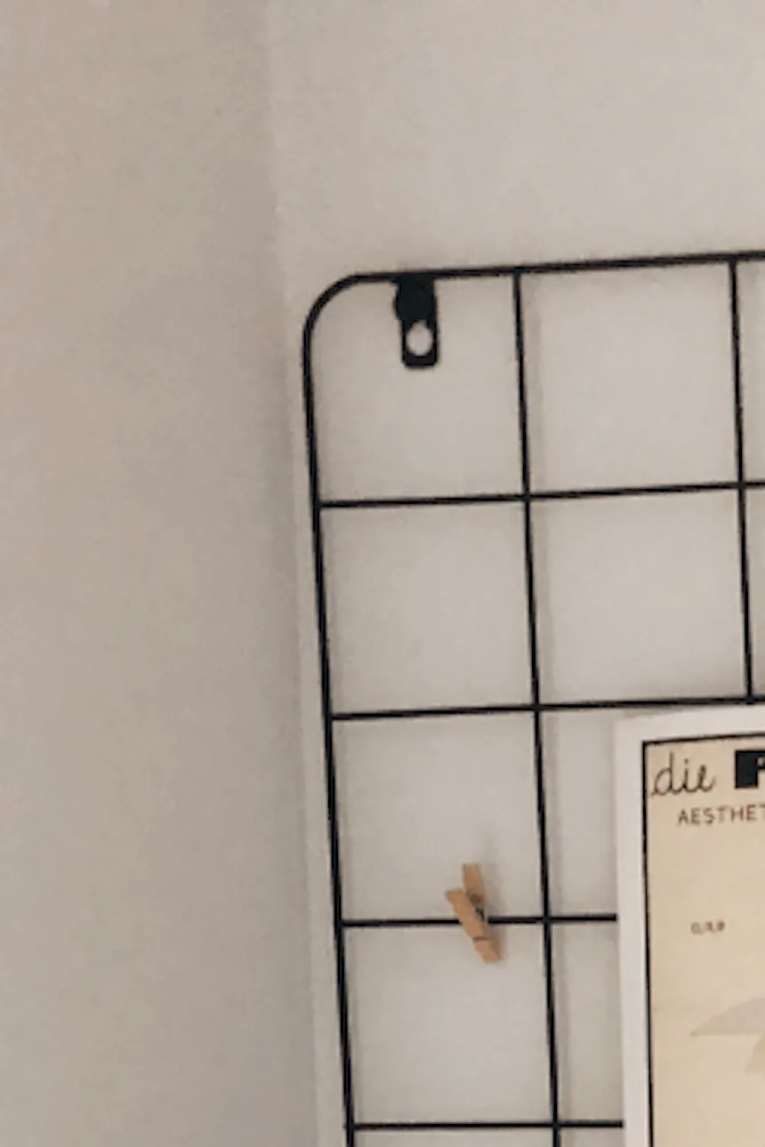 organisateur noir sur le mur