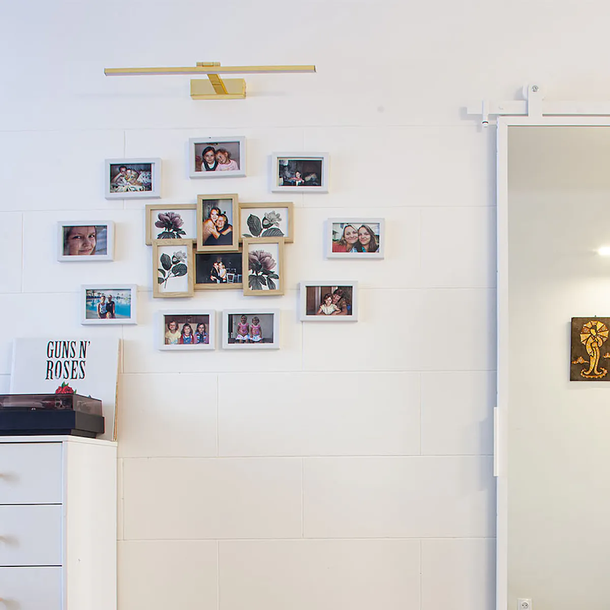 porte coulissante en métal blanc avec miroir